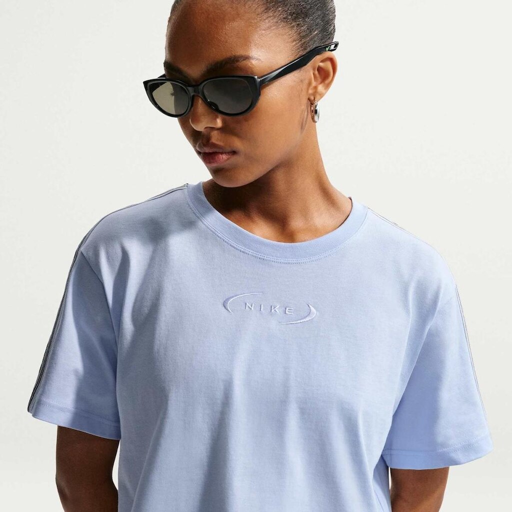 Camiseta Cropped Nike Sportswear Varsity 18 Feminina