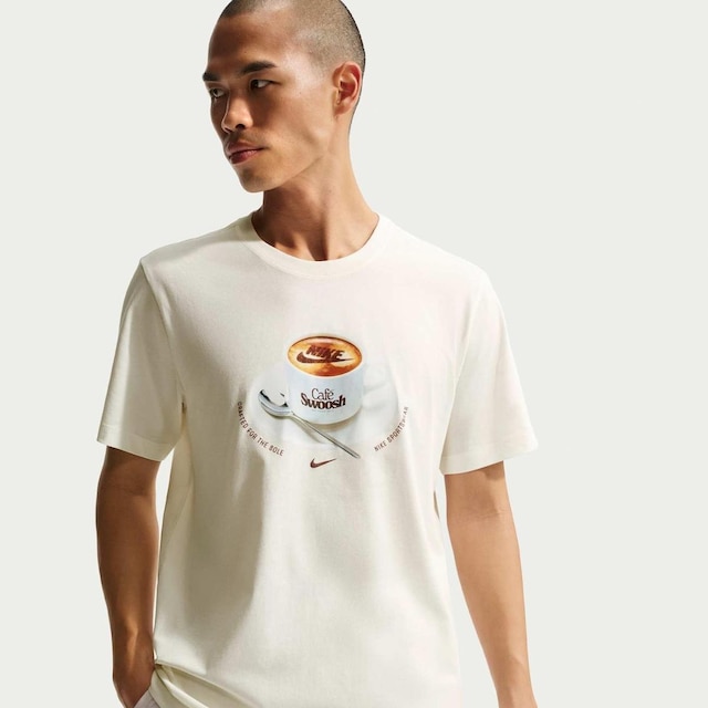 Camiseta Nike Sportswear Café Swoosh Mug Unissex