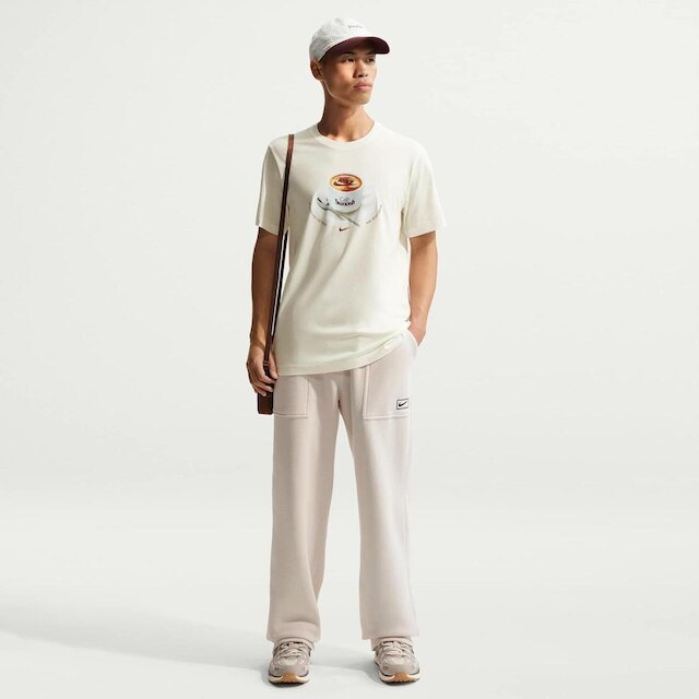 Camiseta Nike Sportswear Café Swoosh Mug Unissex