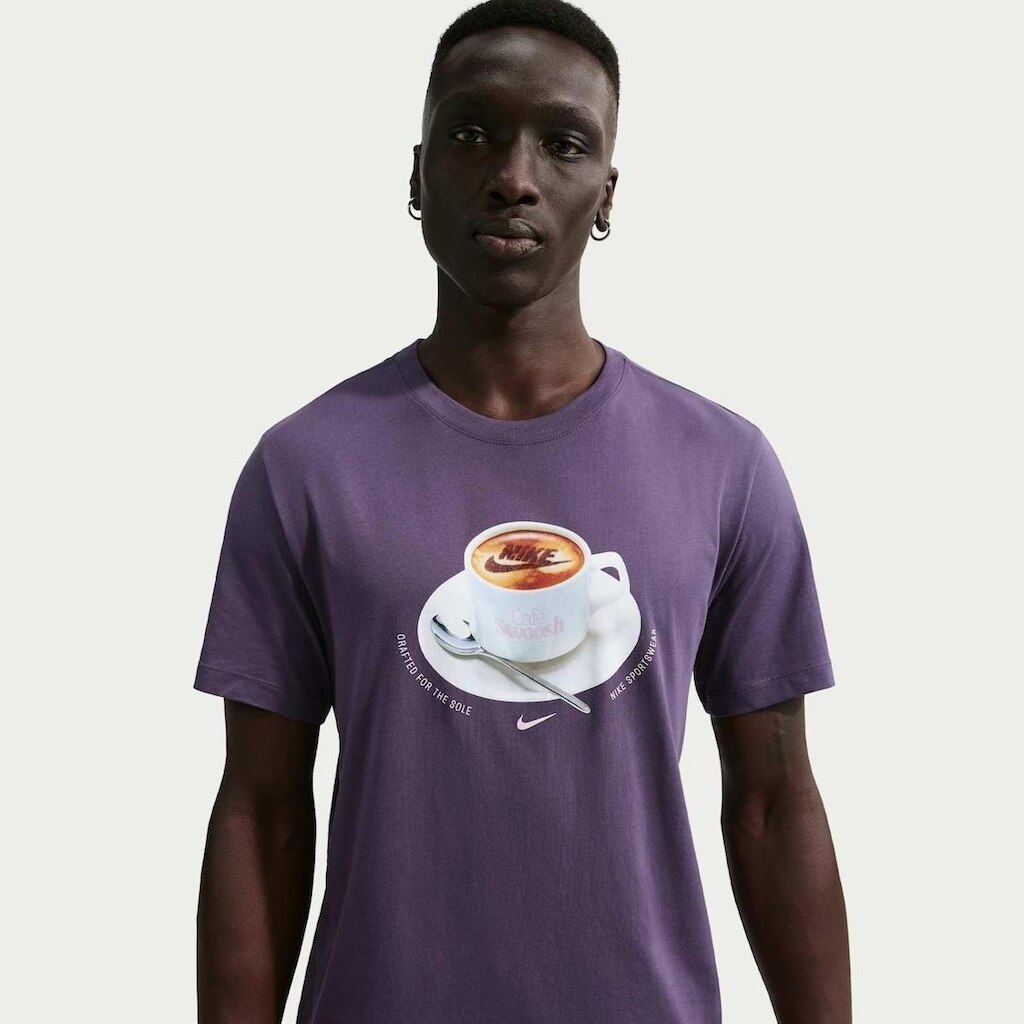 Camiseta Nike Sportswear Café Swoosh Mug Unissex