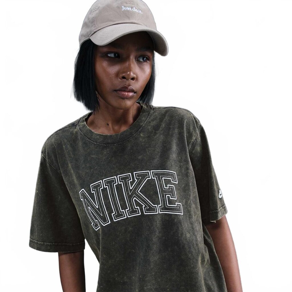Camiseta Nike Sportswear Classics Feminina