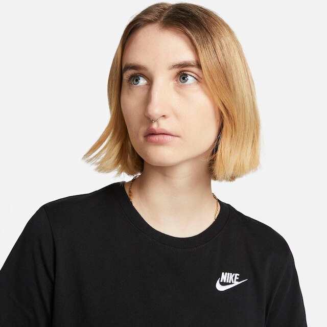 Camiseta Nike Sportswear Club Essentials Feminina
