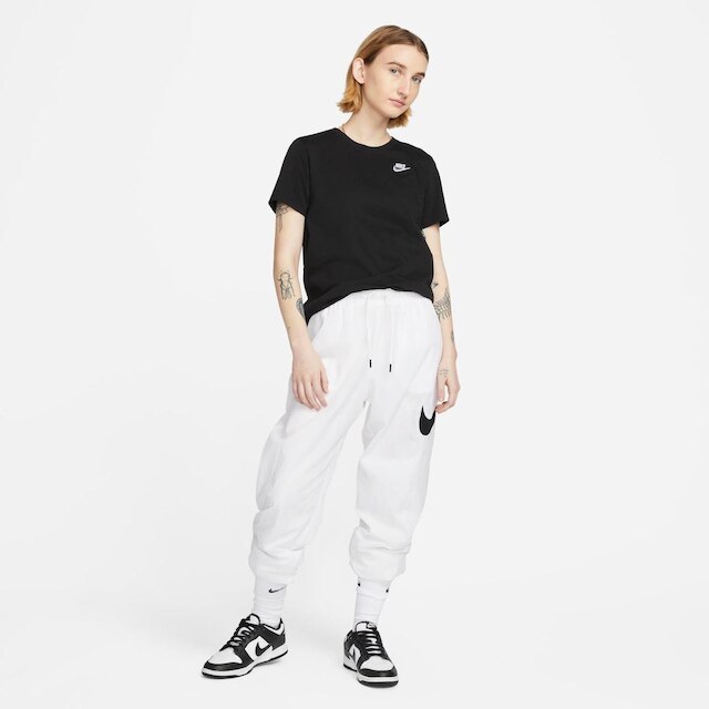 Camiseta Nike Sportswear Club Essentials Feminina