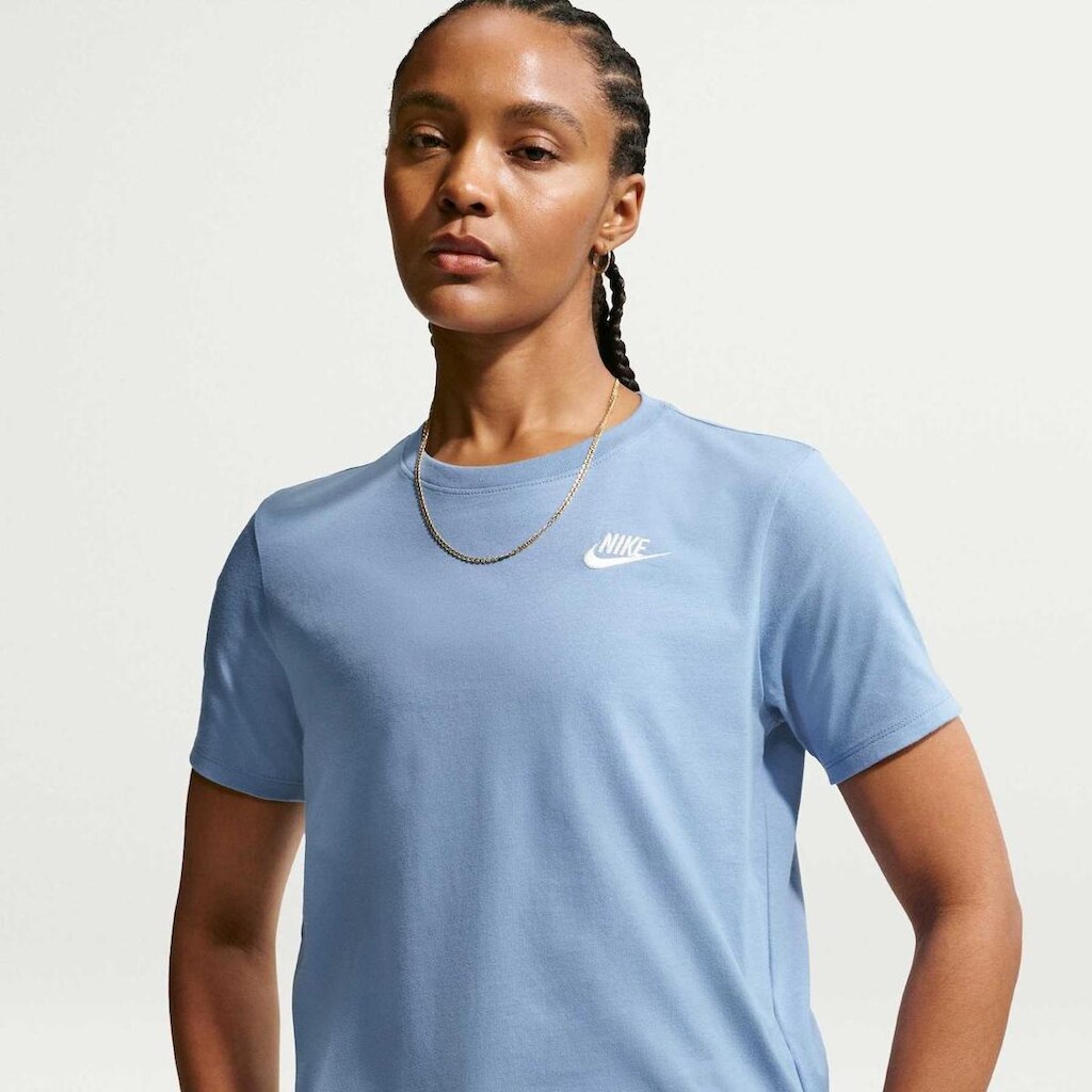 Camiseta Nike Sportswear Club Essentials Feminina