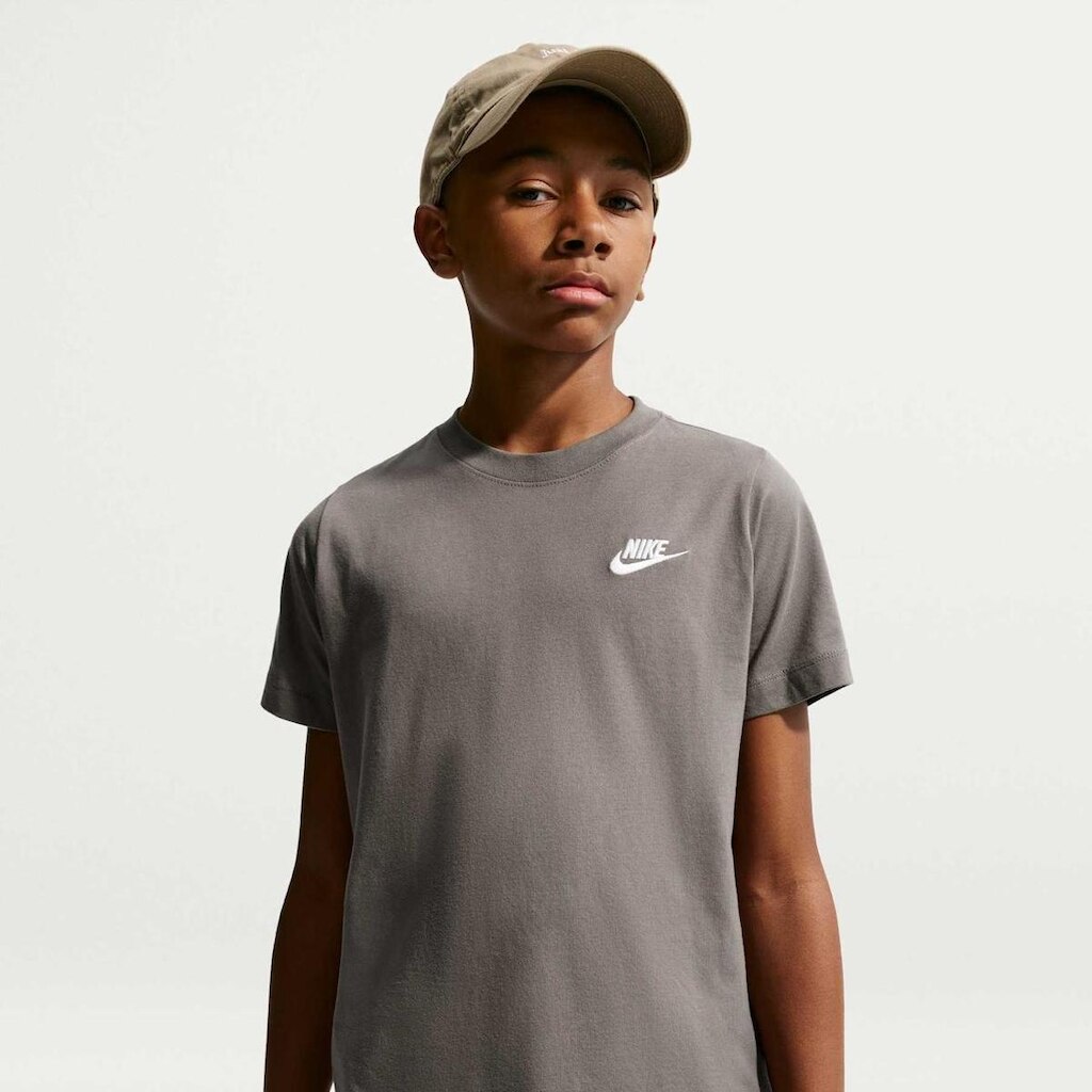 Camiseta Nike Sportswear Futura Infantil